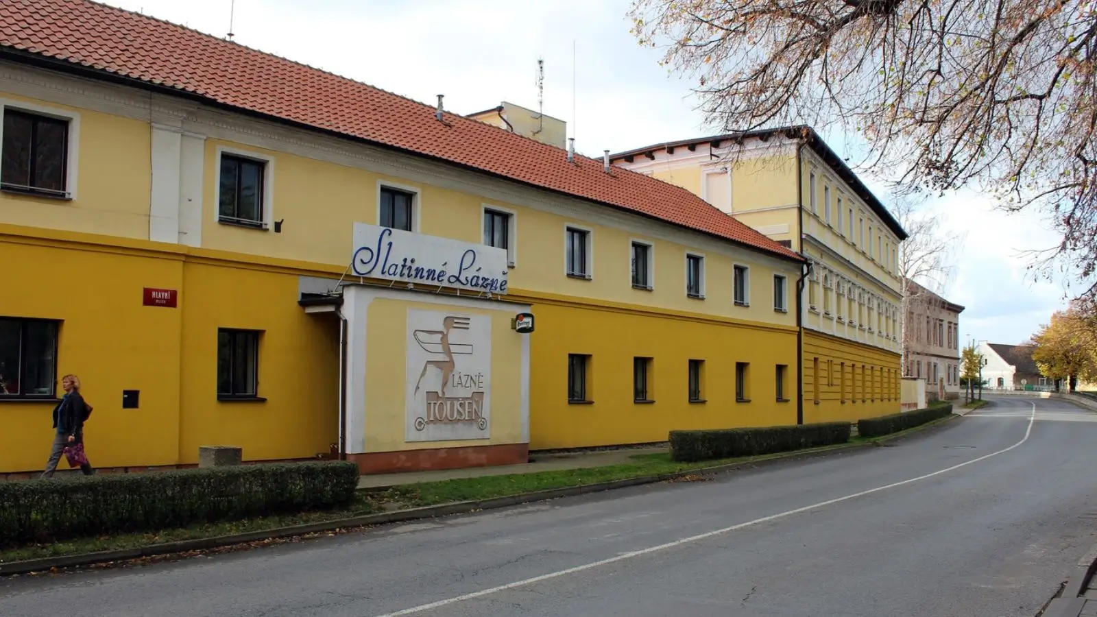 Budova Slatinných lázní Toušeň, které využívají přírodní sirnoželezitou slatinu při léčbě vybraných kožních onemocnění.