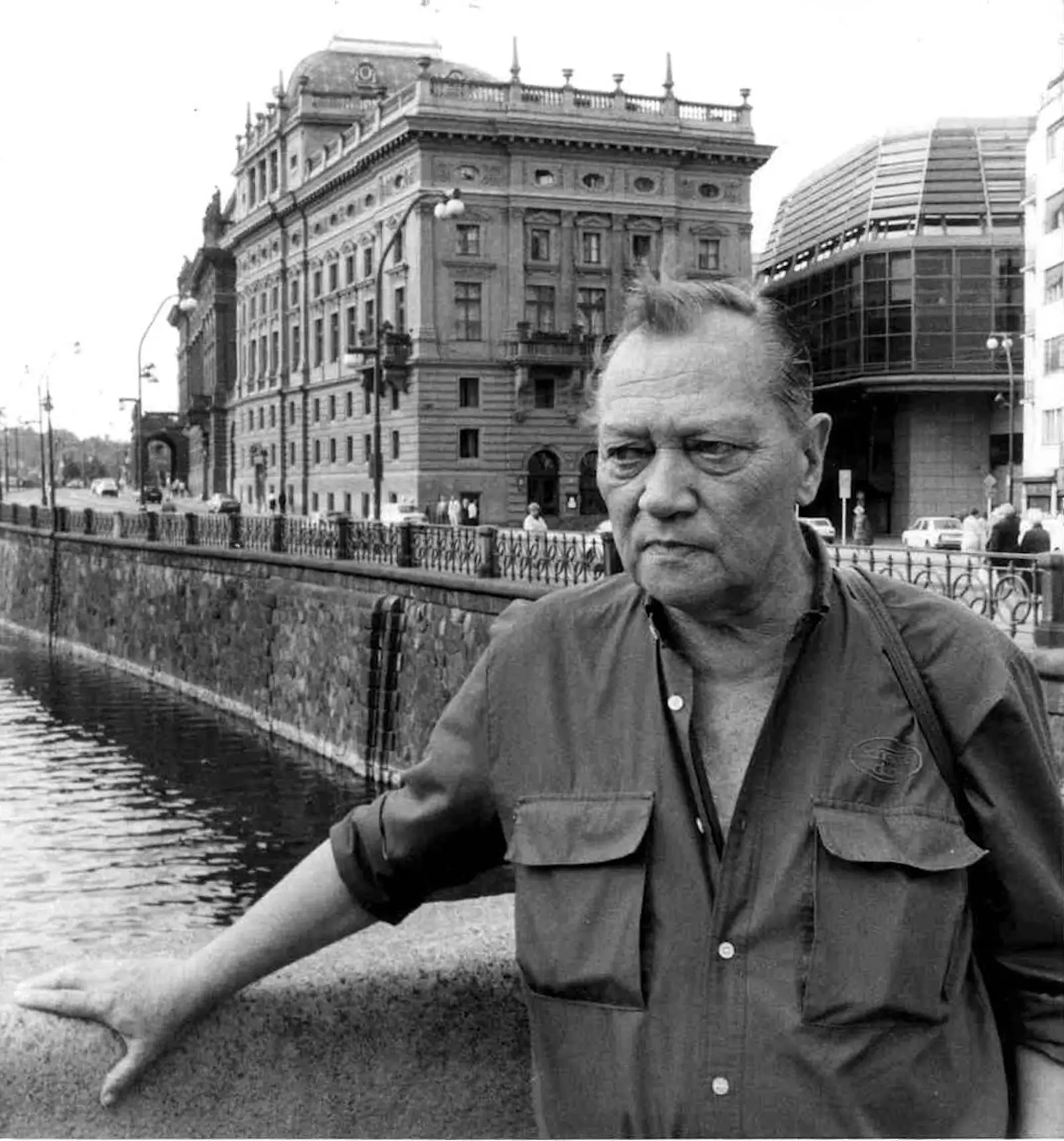 Rudolf Hrušínský před Národním divadlem.