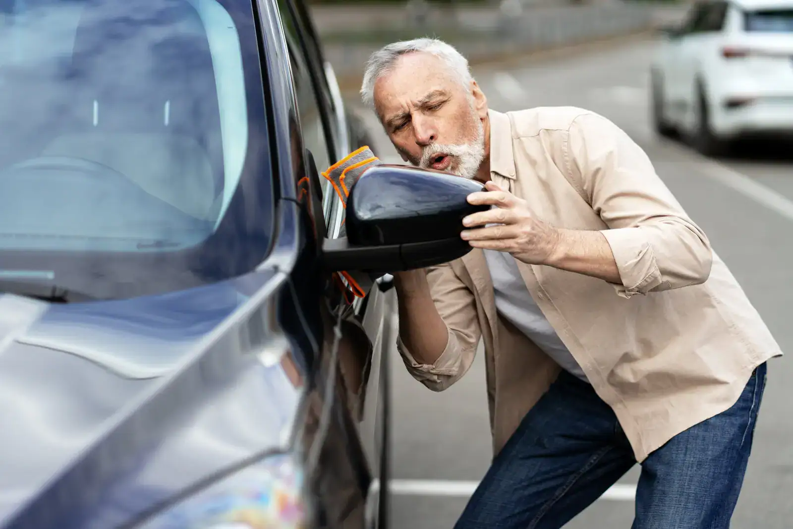 Senior pečuje o své milované auto.