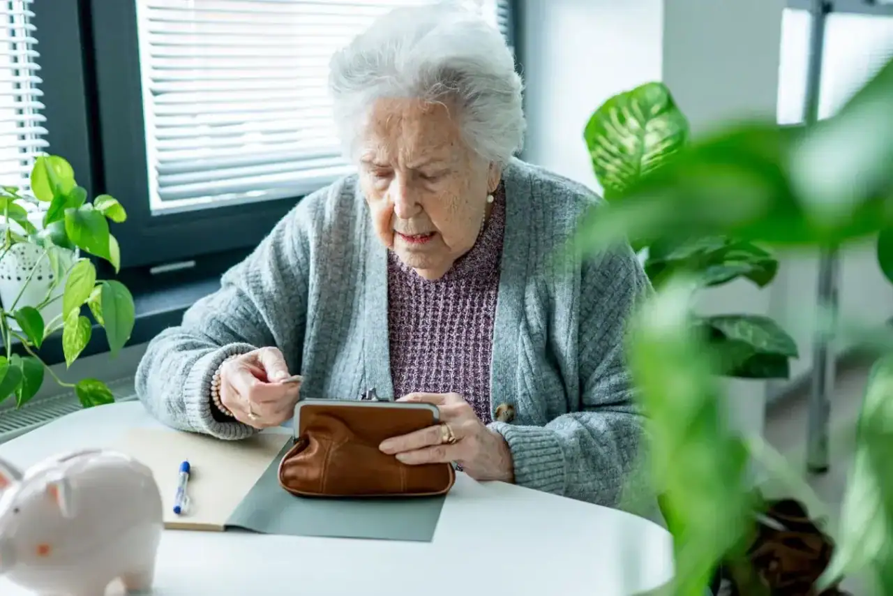 Seniorka počítá své finance.