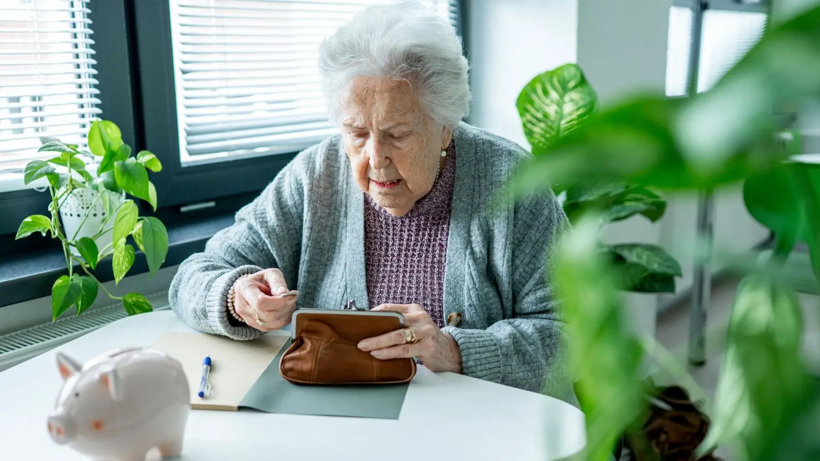 Seniorka počítá své finance po úmrtí manžela.