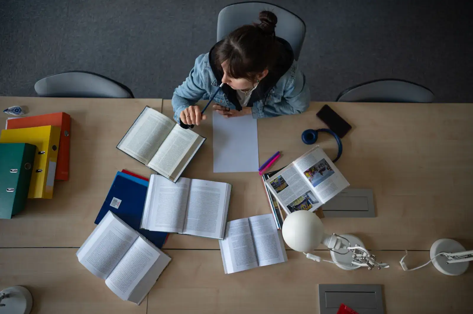 Studentka zvažuje možnost brigády.