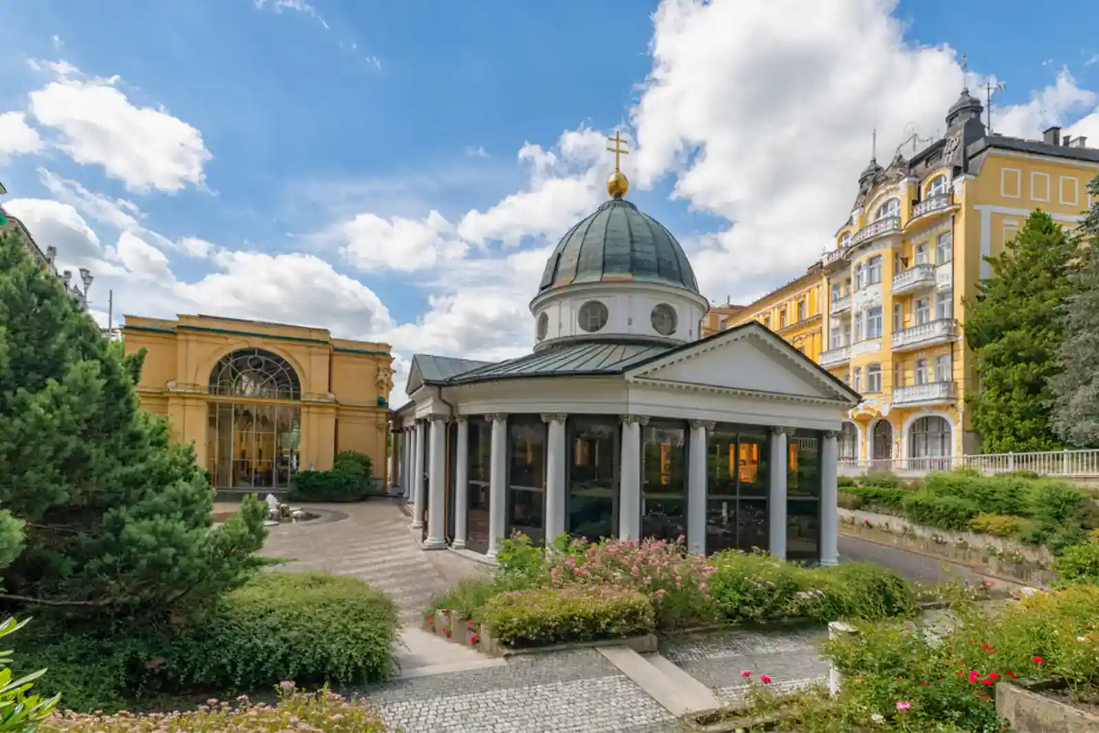 Mariánské Lázně kombinují přírodní léčivé zdroje s rehabilitací. 