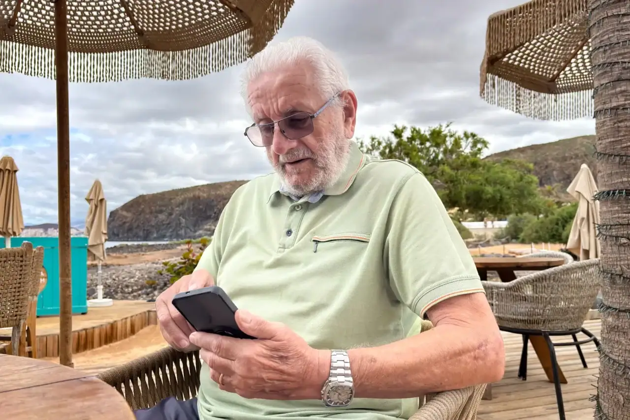 Senior telefonuje v zhraničí.