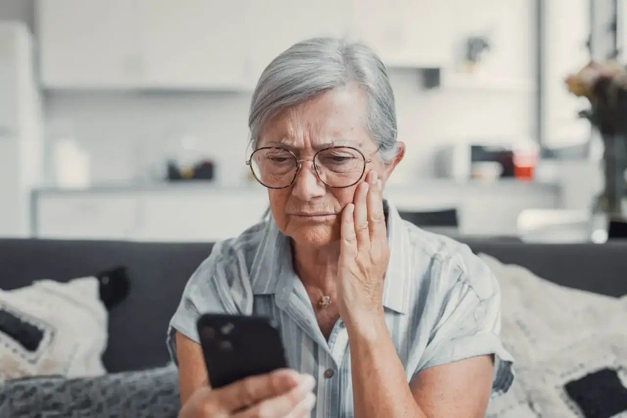 Seniorka s mobilem.