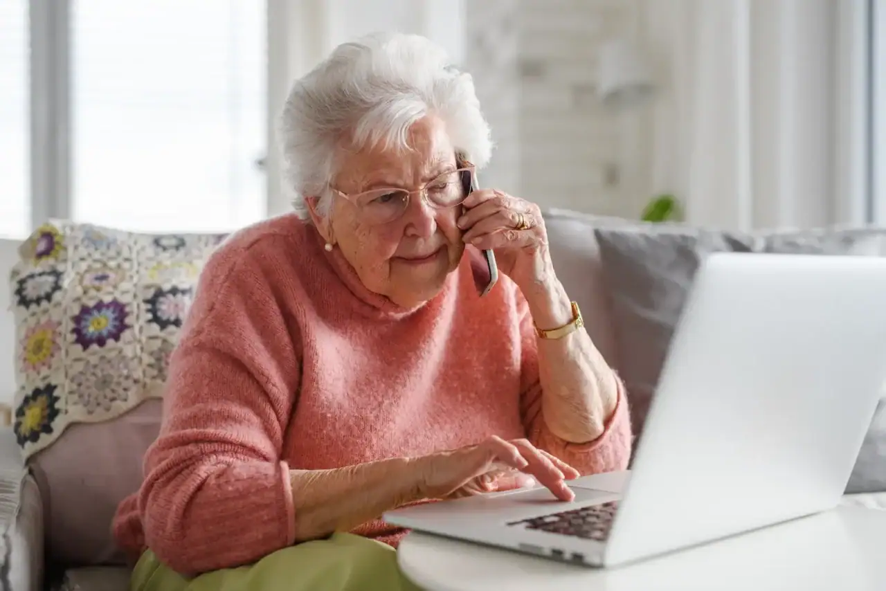 Seniorka telefonuje.
