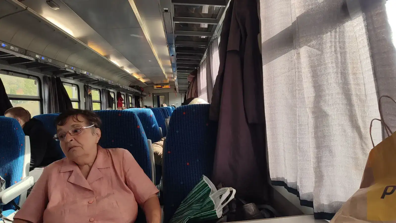 Seniorka cestuje vlakem.