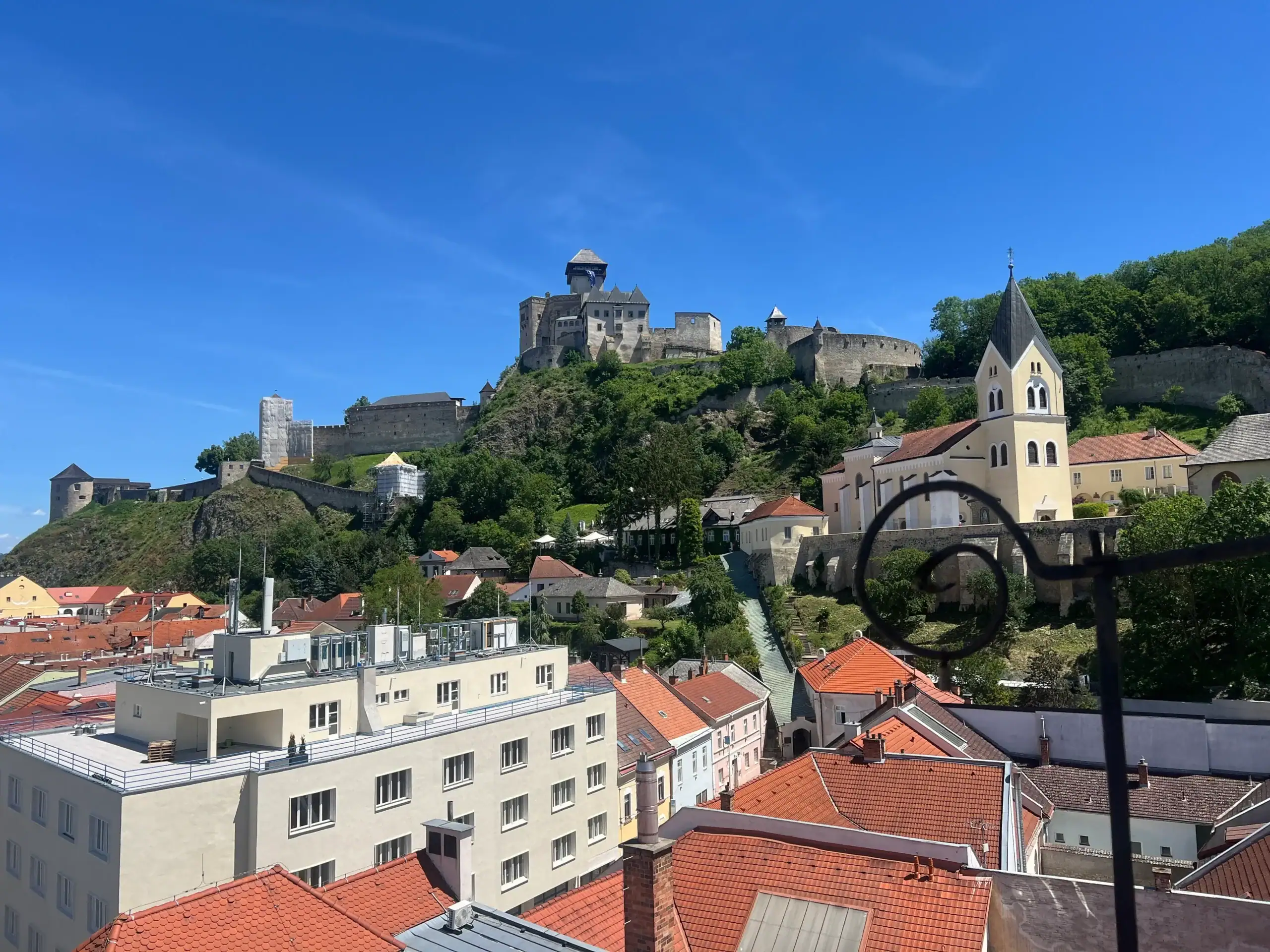 Pohled na Trenčianský hrad z vyhlídky.