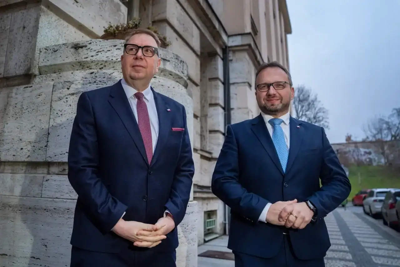 Marian Jurečka (vpravo) při předávání ministerstva práce a sociálních věcí svému nástupci Aleši Juchelkovi.