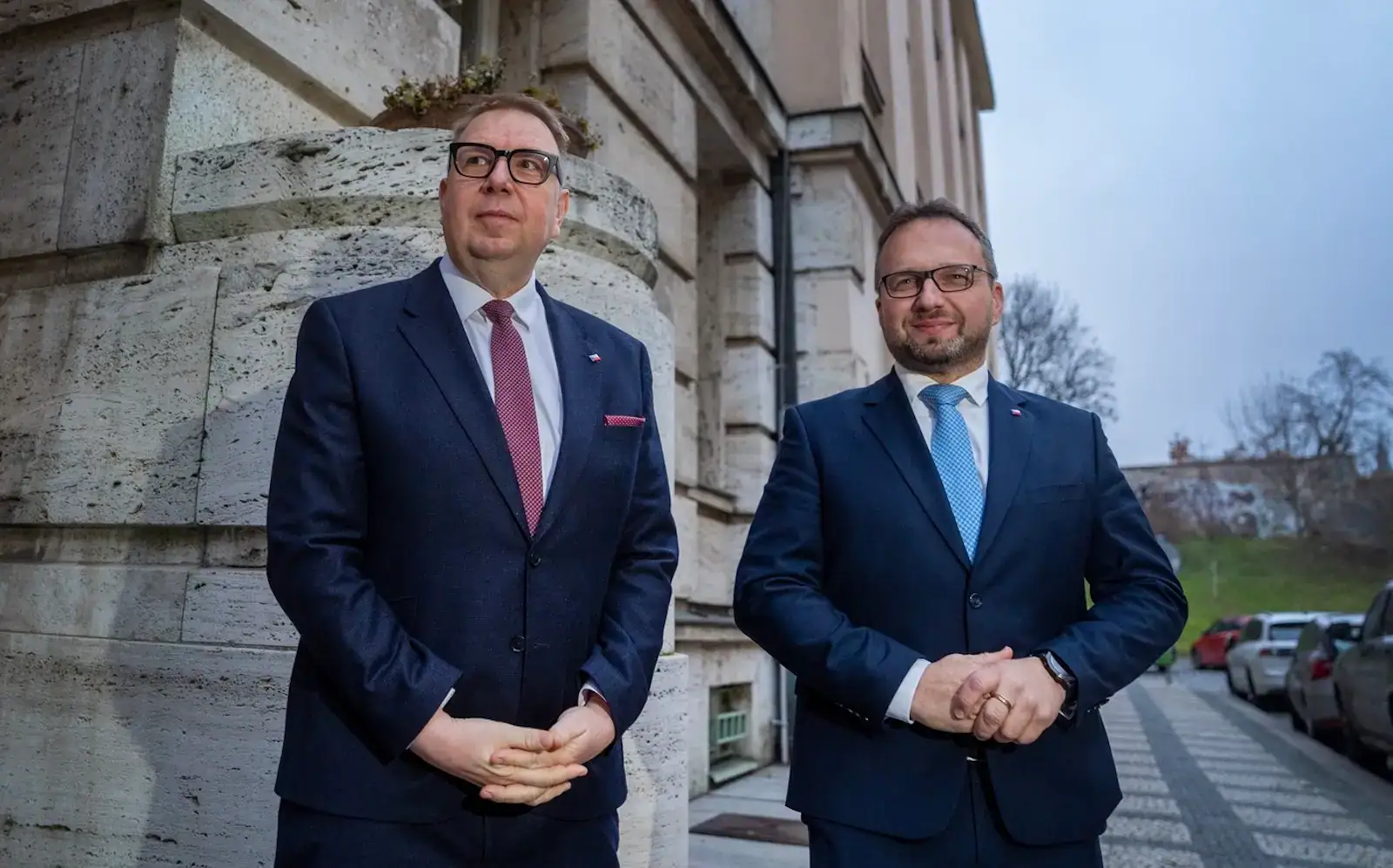 Marian Jurečka (vpravo) při předávání ministerstva práce a sociálních věcí svému nástupci Aleši Juchelkovi.
