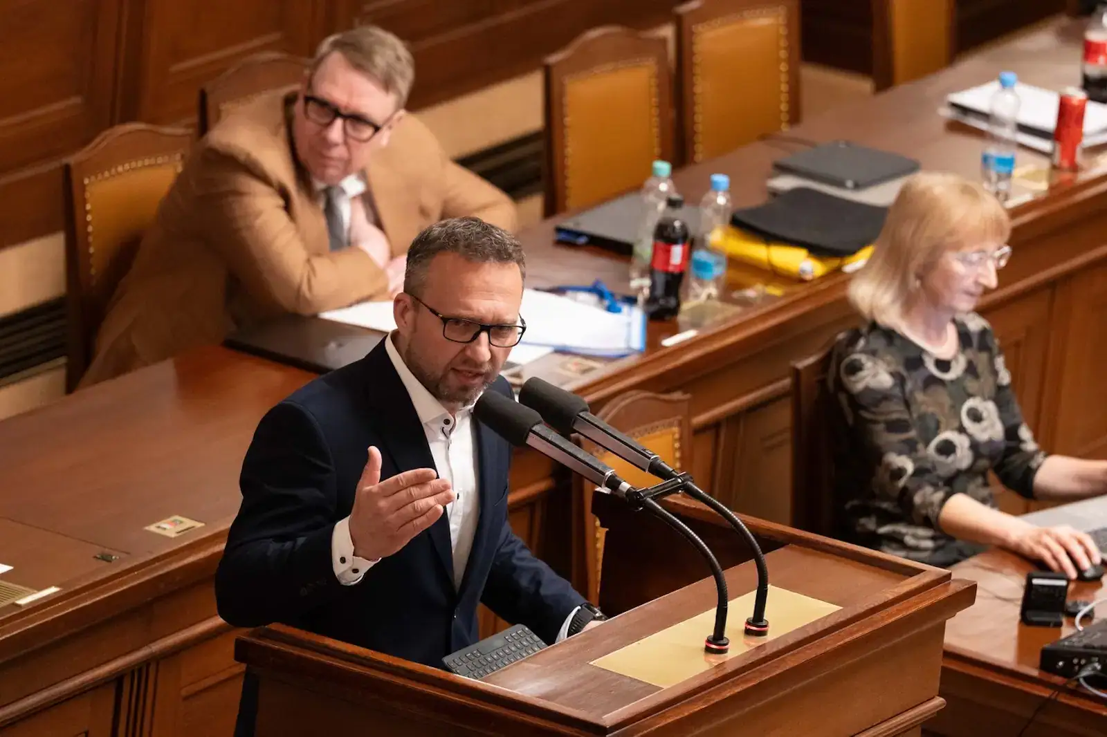 Poslanec Marian Jurečka, za ním ministr Aleš Juchelka.