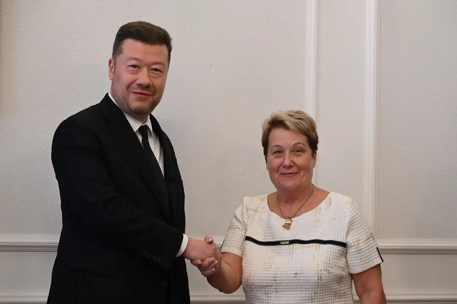 Eva Kostolanská složila slib do rukou předsedy Poslanecké sněmovny Tomia Okamury.