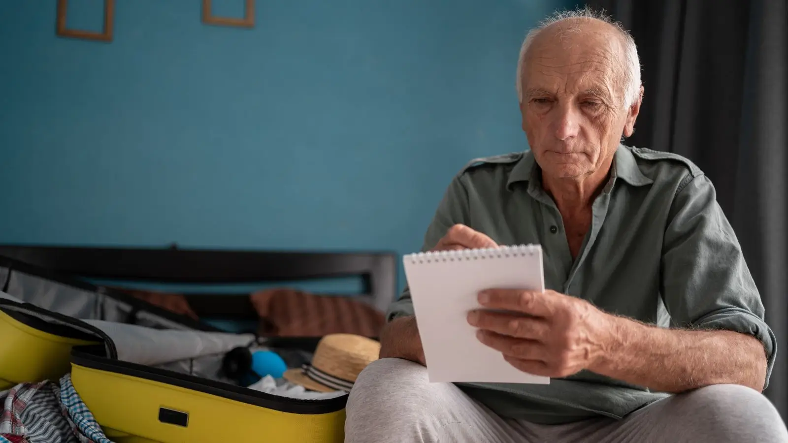 Senior kontroluje seznam věcí před dovolenou.
