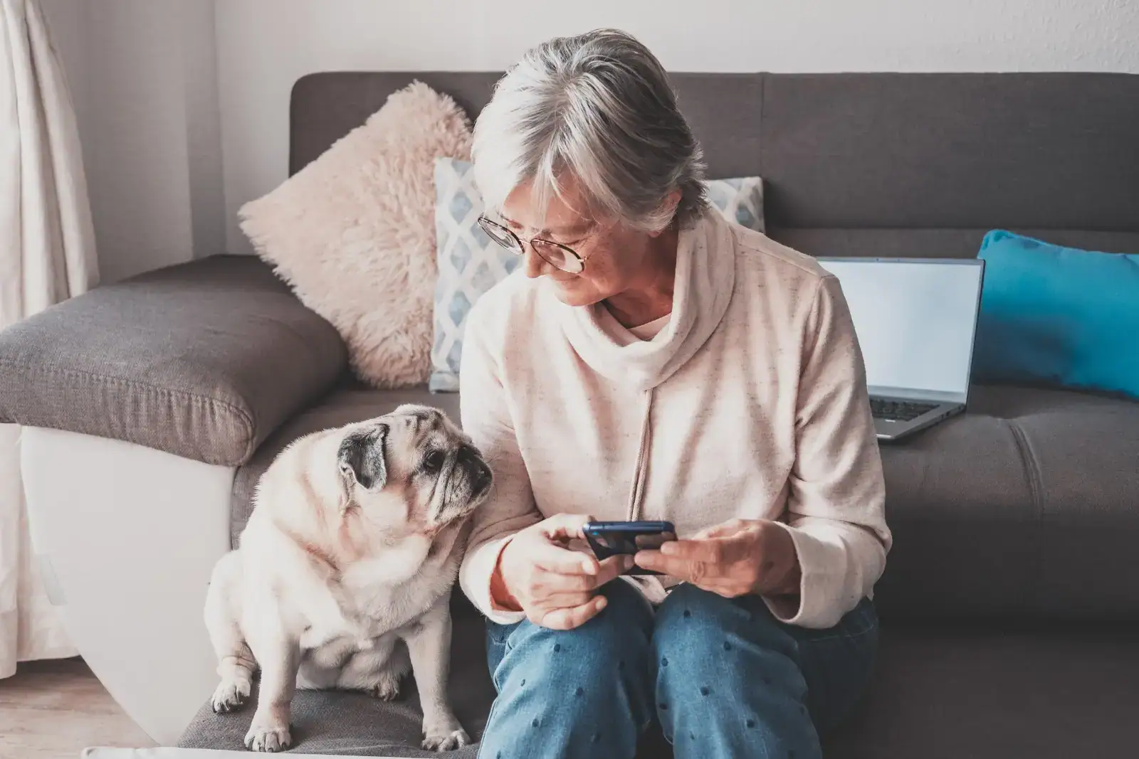 Seniorka tráví se svým pejskem velkou část dne.