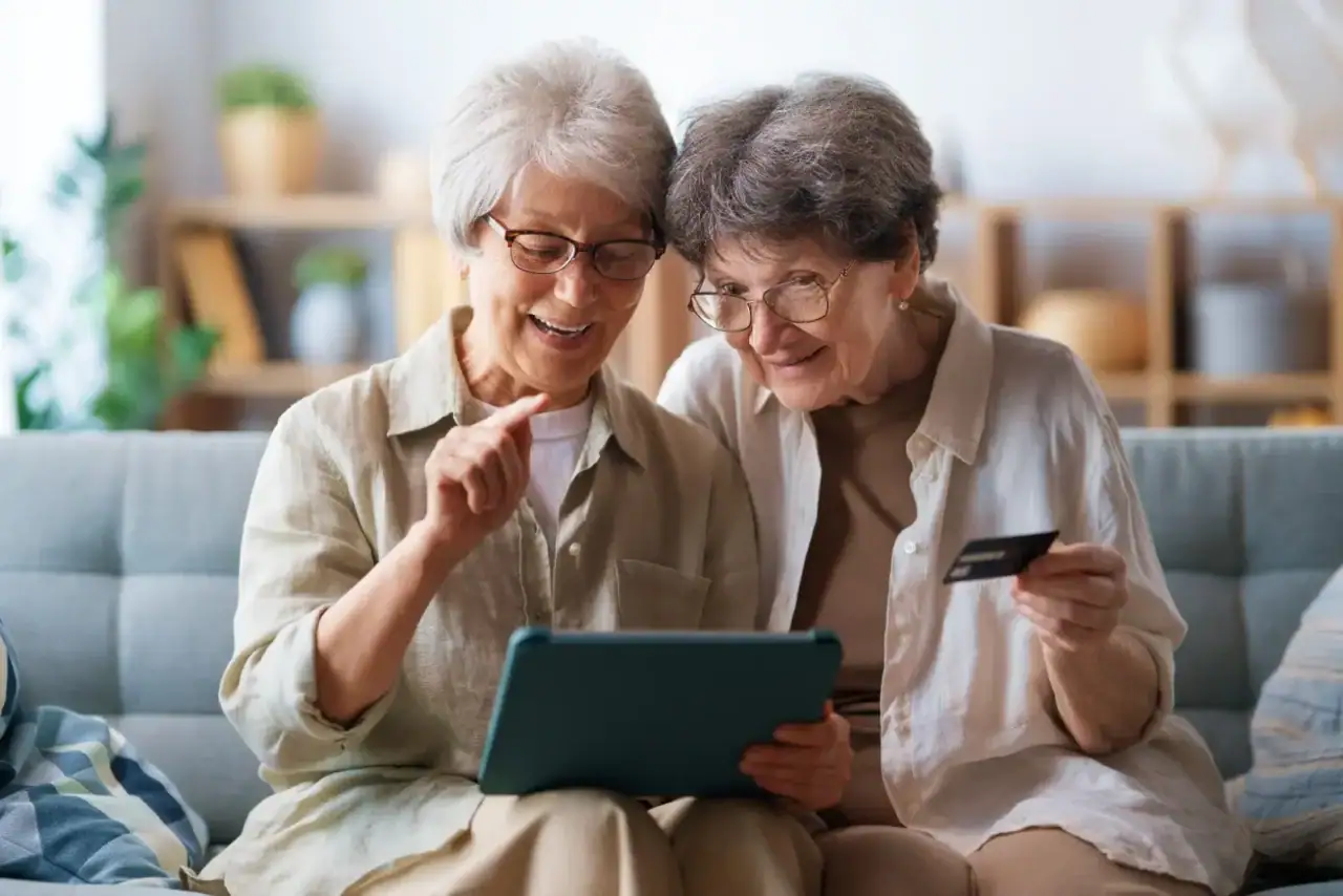 Seniorky nakupují na internetu.