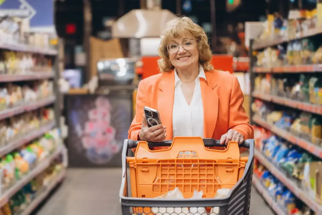 Slevy v obchodech dnes často platí jen po načtení věrnostní karty, mobilní aplikace nebo aktivaci digitálního kuponu.