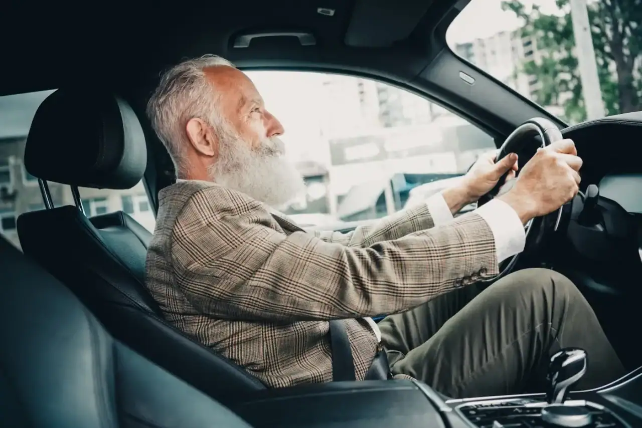 Řízení auta je pro mnoho seniorů důležité pro samostatnost, změny pravidel kolem prohlídek a dokladů ale část z nich vnímá jako zbytečnou zátěž.