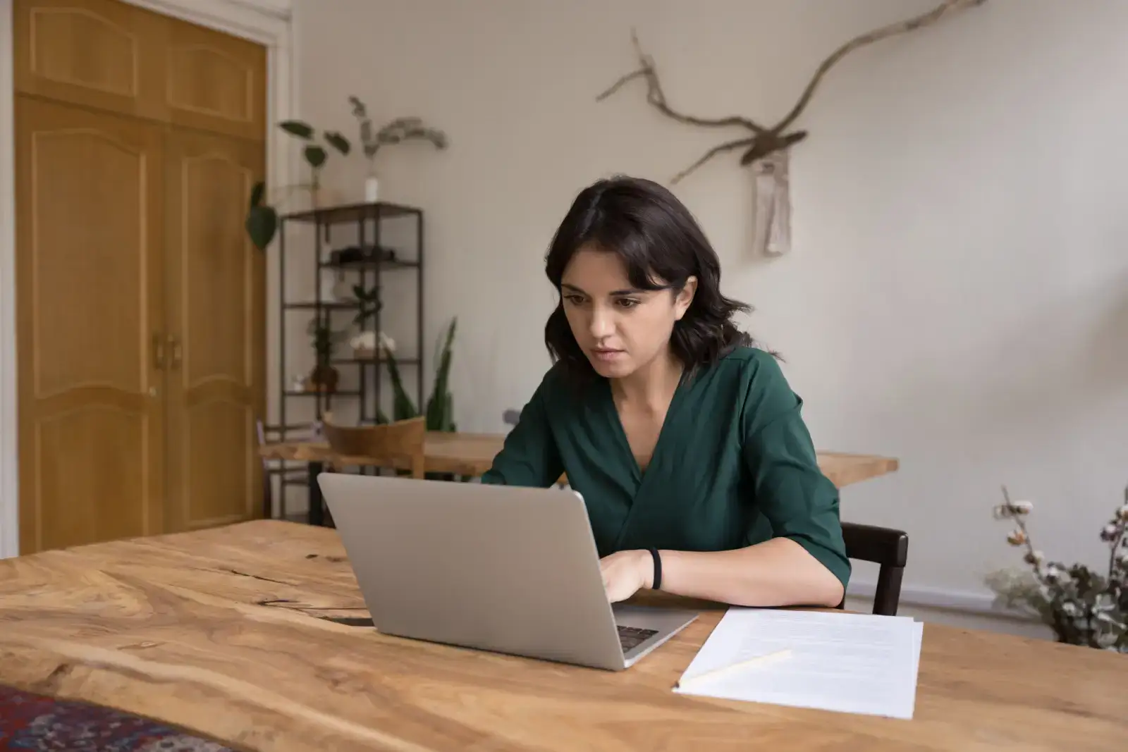 Studentka kontroluje dokumenty související se studiem.