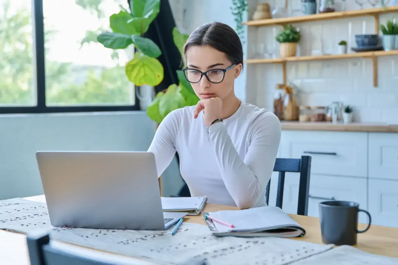Studentka si zjišťuje podmínky nároku na sirotčí důchod a dokládání studia.