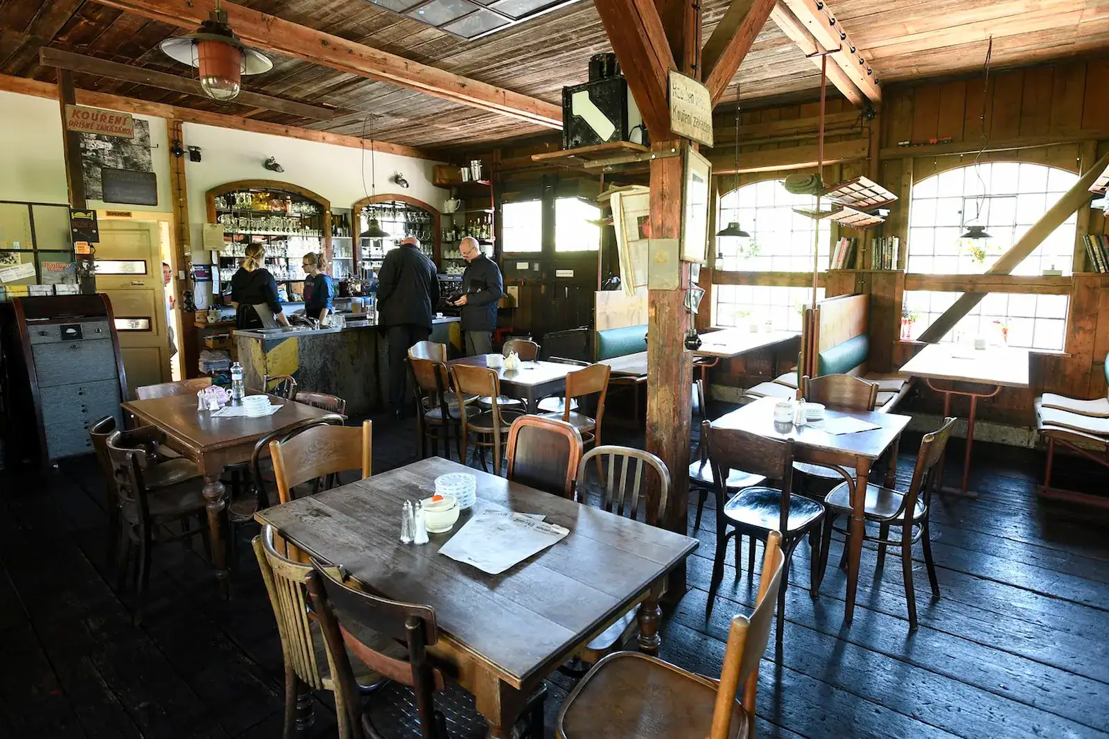 Interiér restaurace Zastávka Nižbor.
