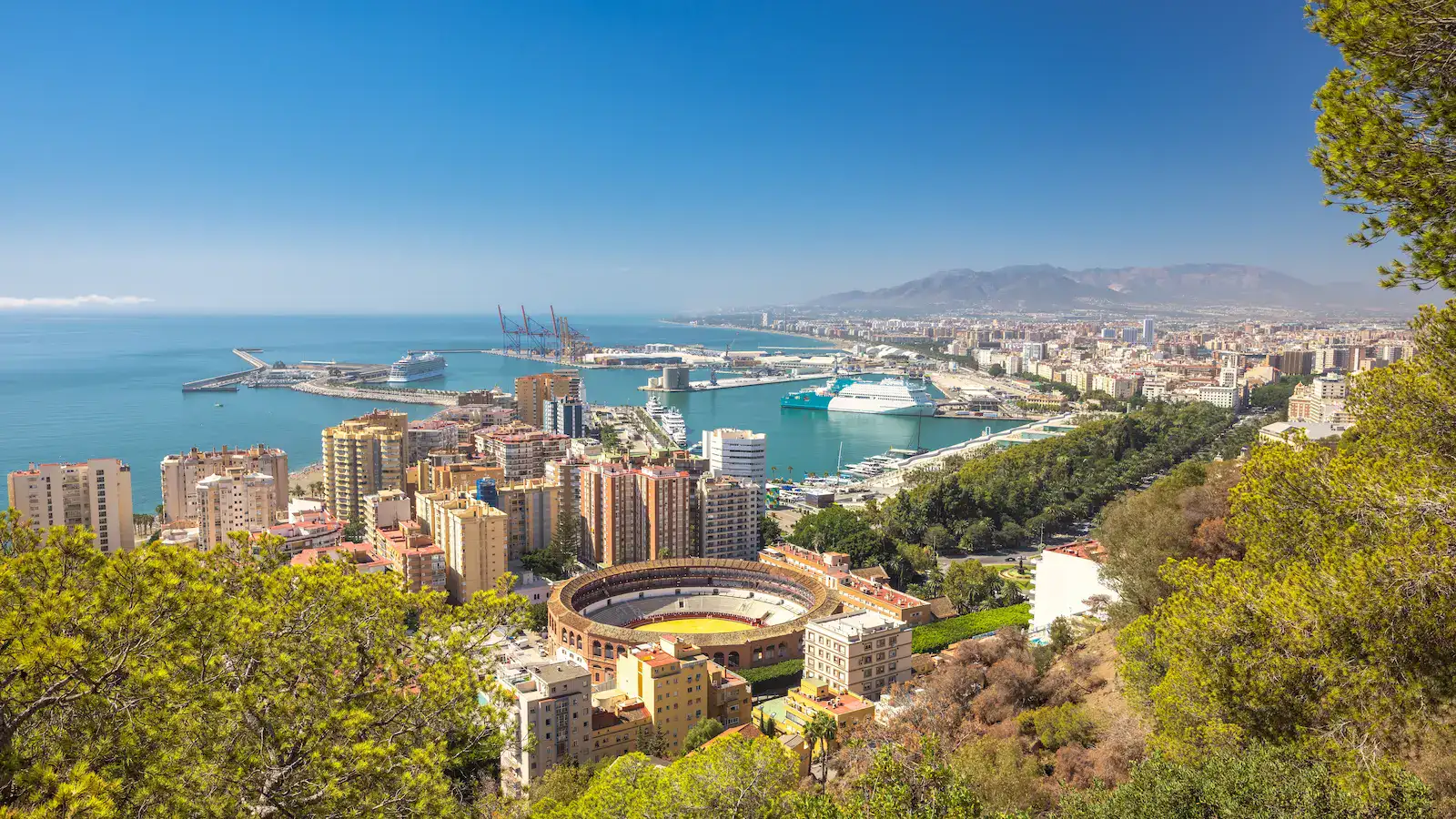 Malaga se slavnou býčí arénou Plaza de Toros.