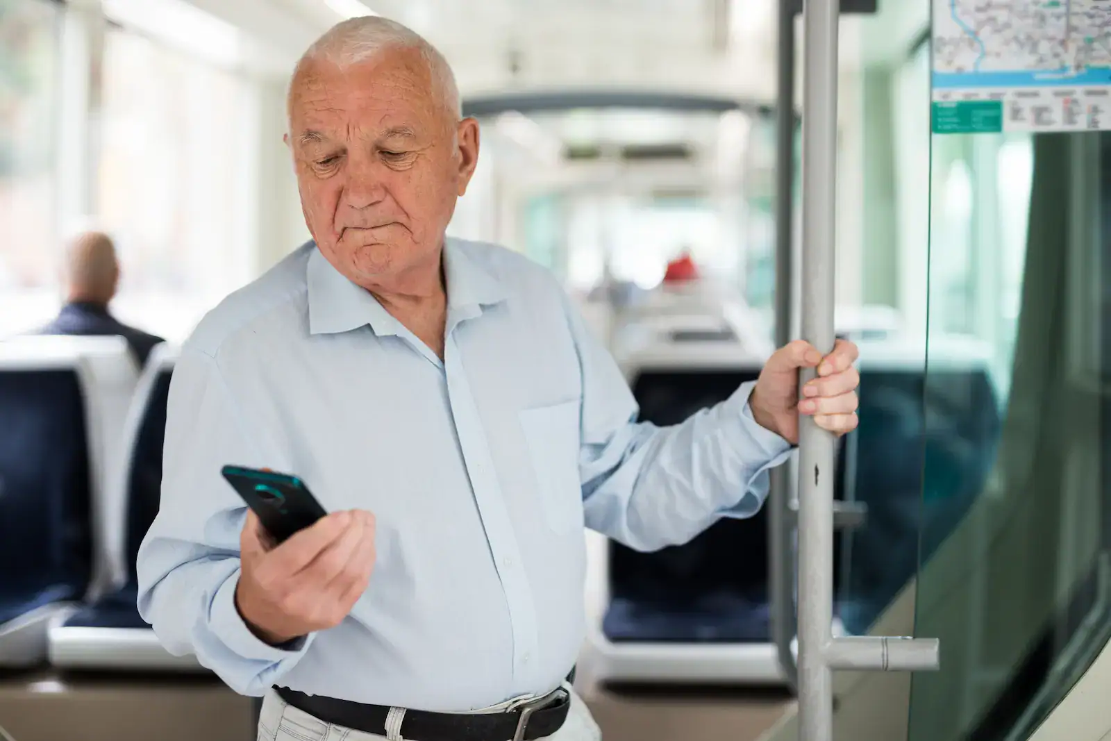 Senior v mobilní aplikaci zjišťuje, kdy mu jede další spoj. 