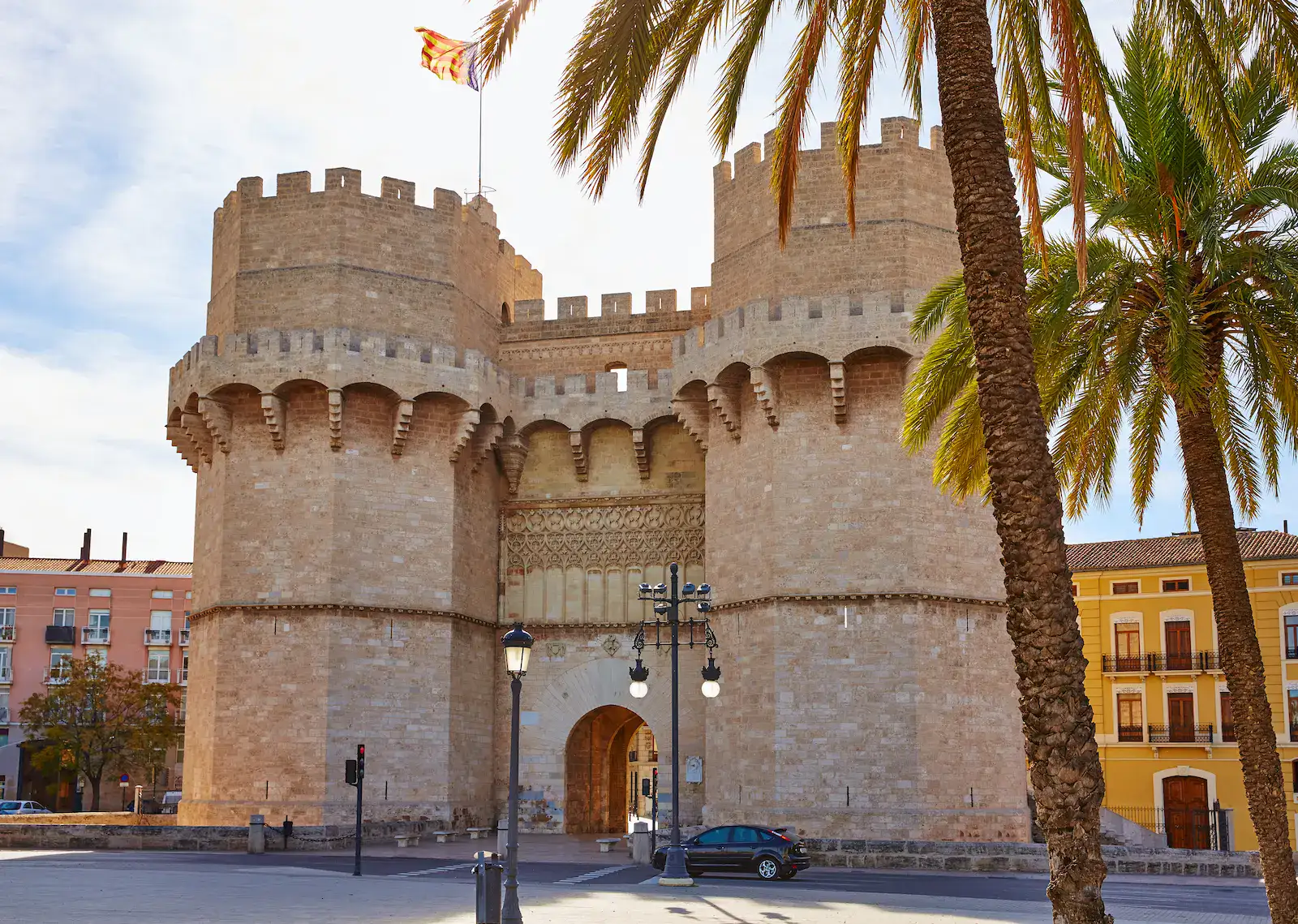 Gotická brána Torres de Seranos ve Valencii.
