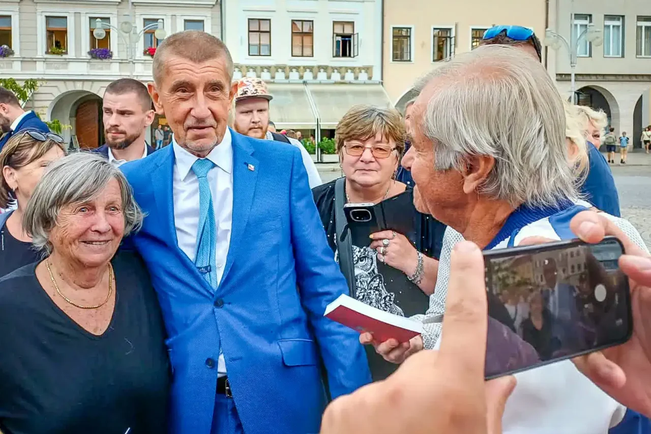 Premiér Andrej Babiš se fotí se seniory při předvolební kampani.
