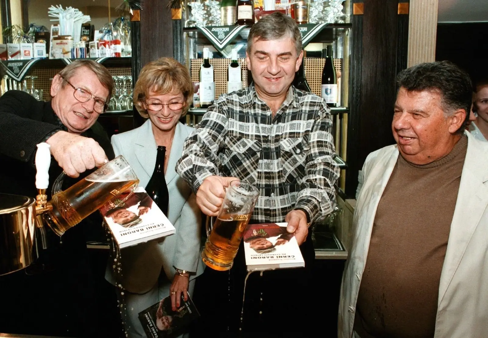 Zleva Josef Dvořák, Magdalena Dietlová, Miroslav Donutil a Miloslav Švandrlík v roce 1998 na křtu knihy Černí baroni po 40 letech. 