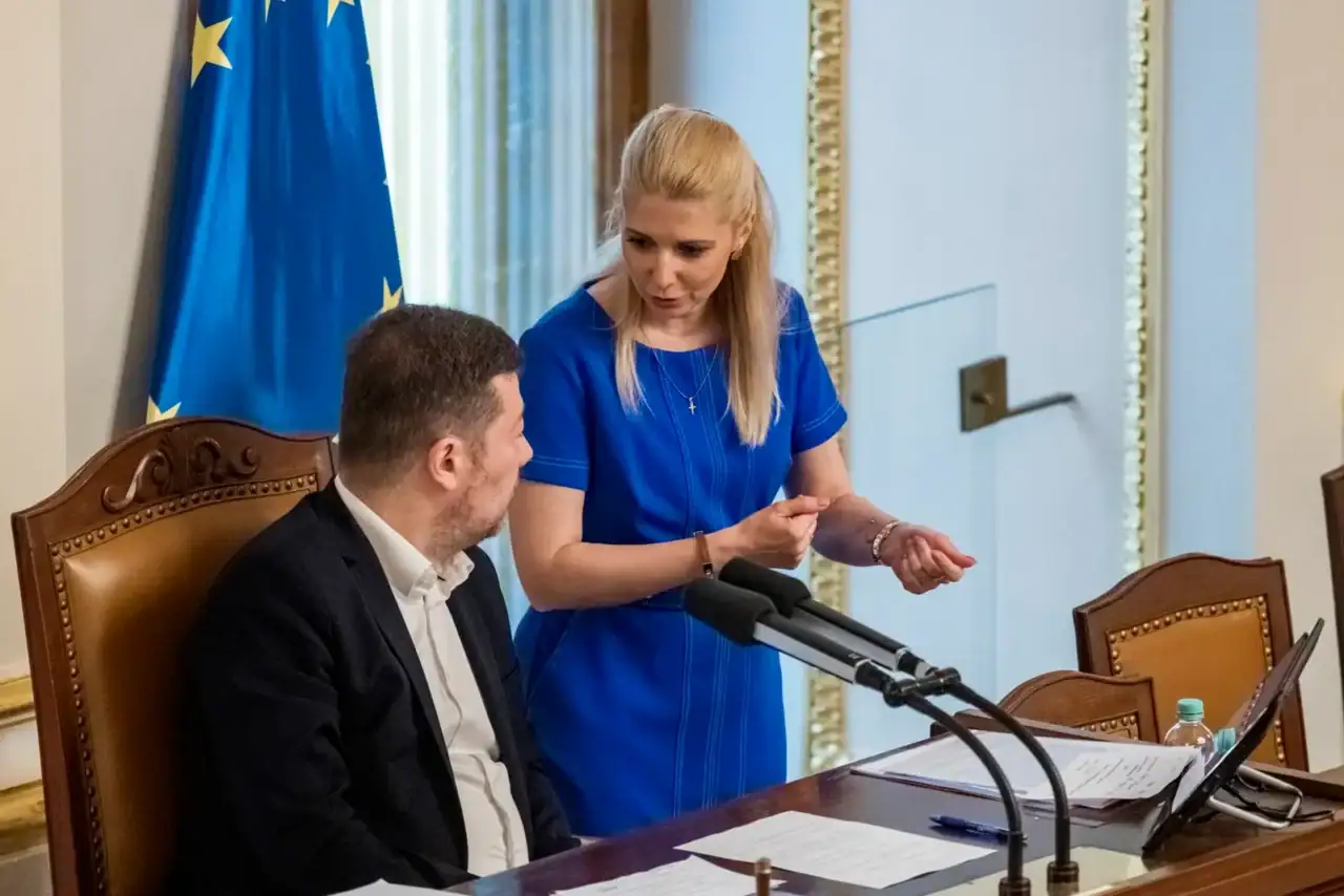 Poslankyně Lucie Šafránková hovoří s Tomiem Okamurou, předsedou SPD.
