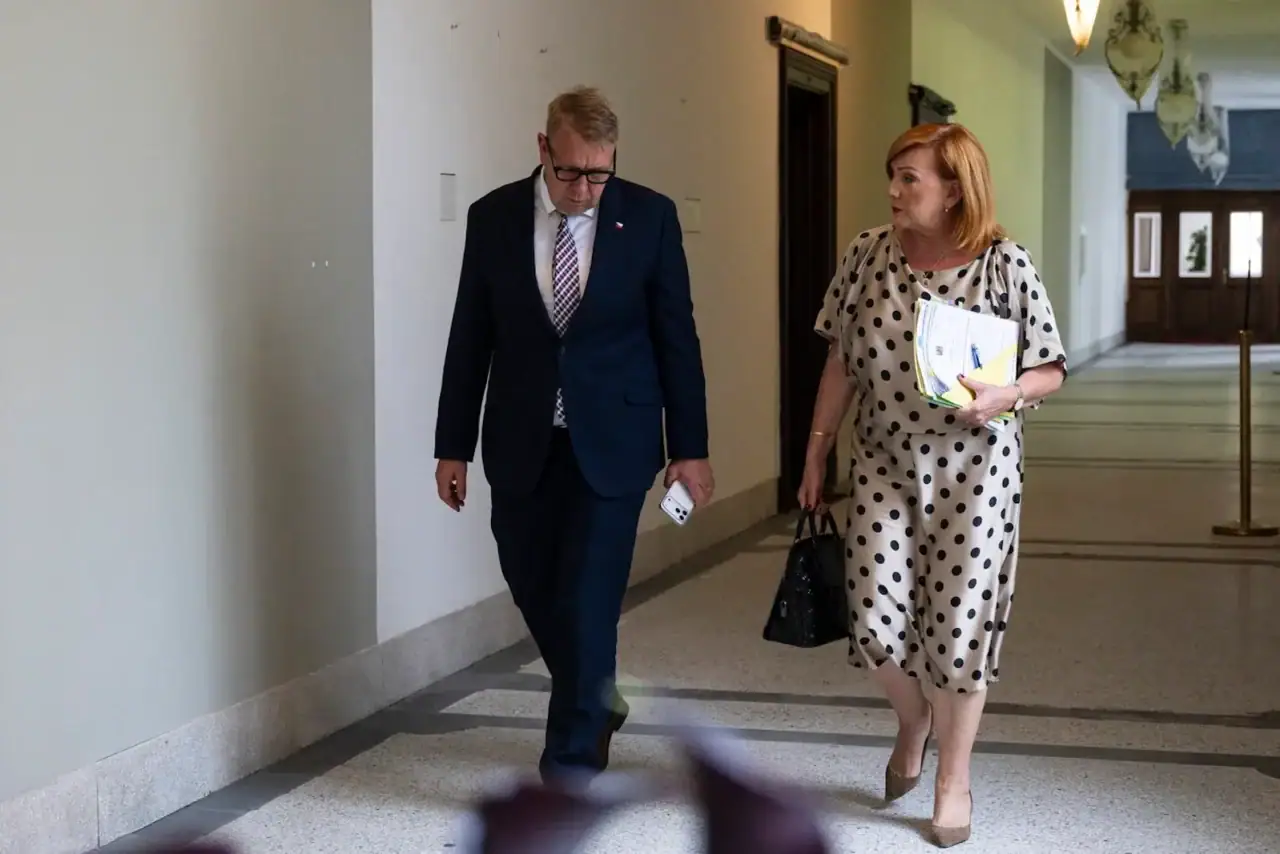 Ministryně financí Alena Schillerová a ministr práce a sociálních věcí Aleš Juchelka přicházejí na srpnové jednání vlády.