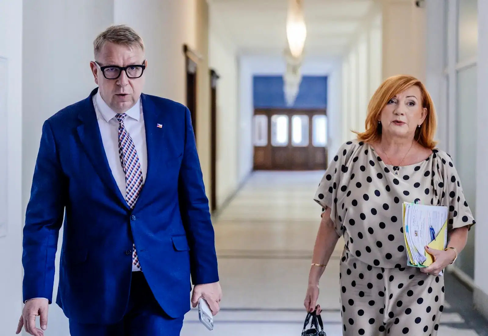 Alena Schillerová a Aleš Juchelka přicházejí na jednání vlády po ministerských prázdninách.