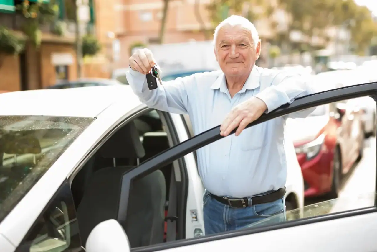 Senior zvažuje, zda si auto ještě nechávat.