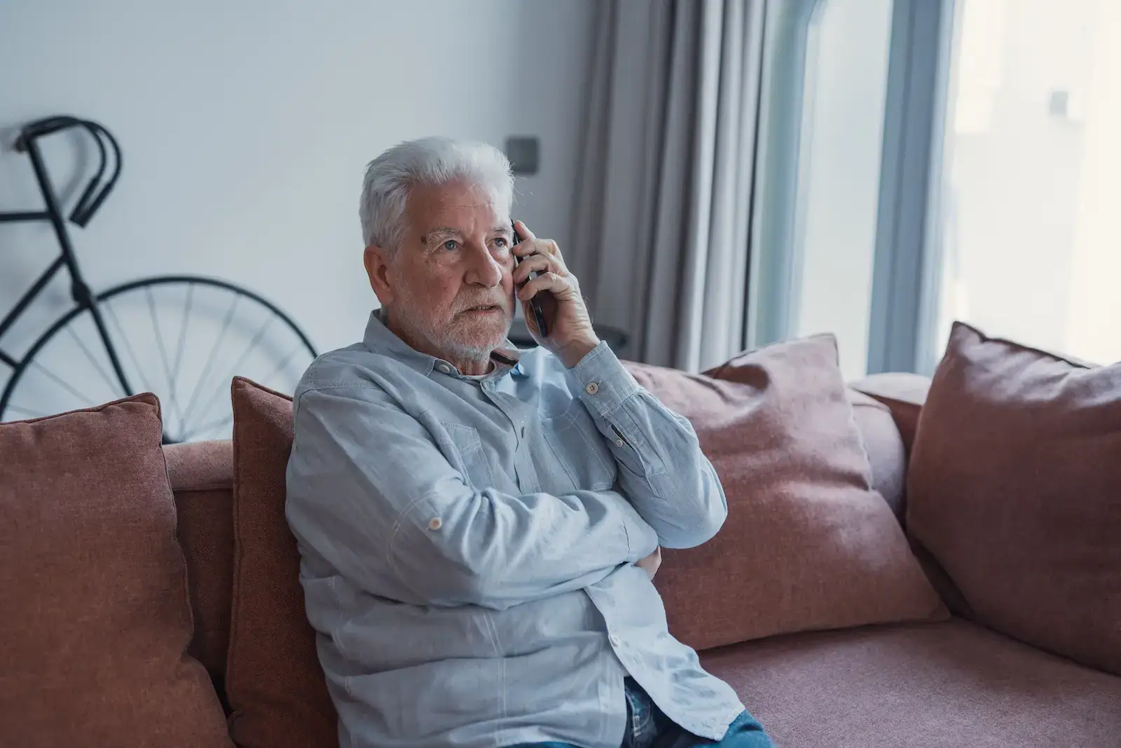 Senior si ověřuje podezřelou žádost o peníze telefonátem.