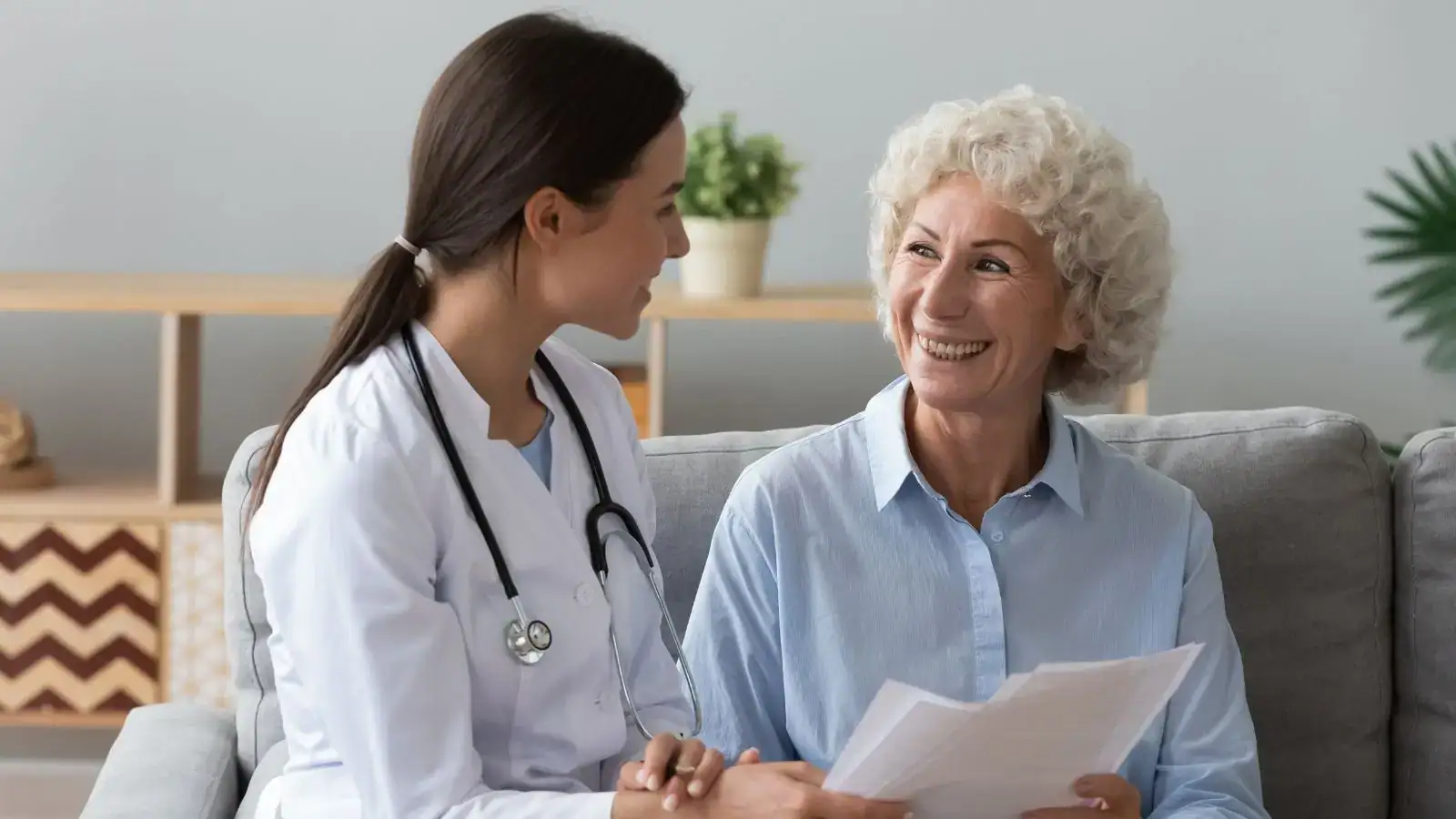 Seniorka konzultuje preventivní prohlídku s lékařkou.