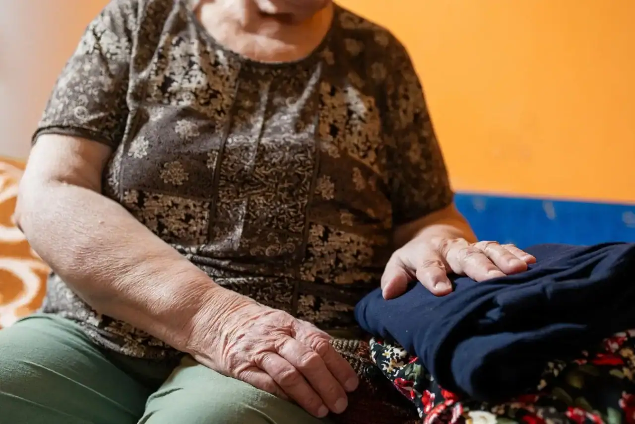 Seniorka v domácím oblečení.