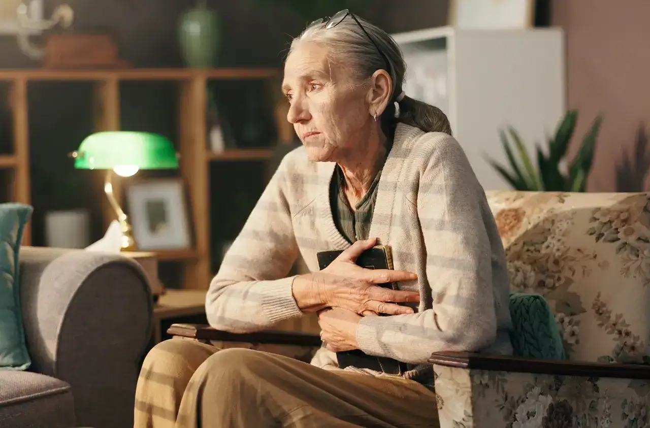 Seniorka řeší vdovecký důchod.