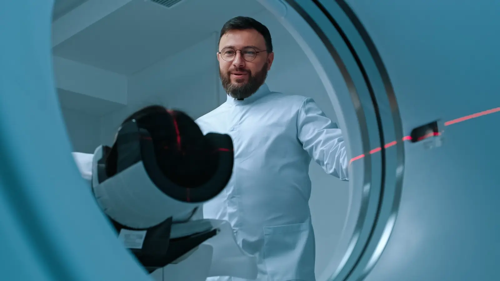 Doktor ženě provádí CT vyšetření hlavy.