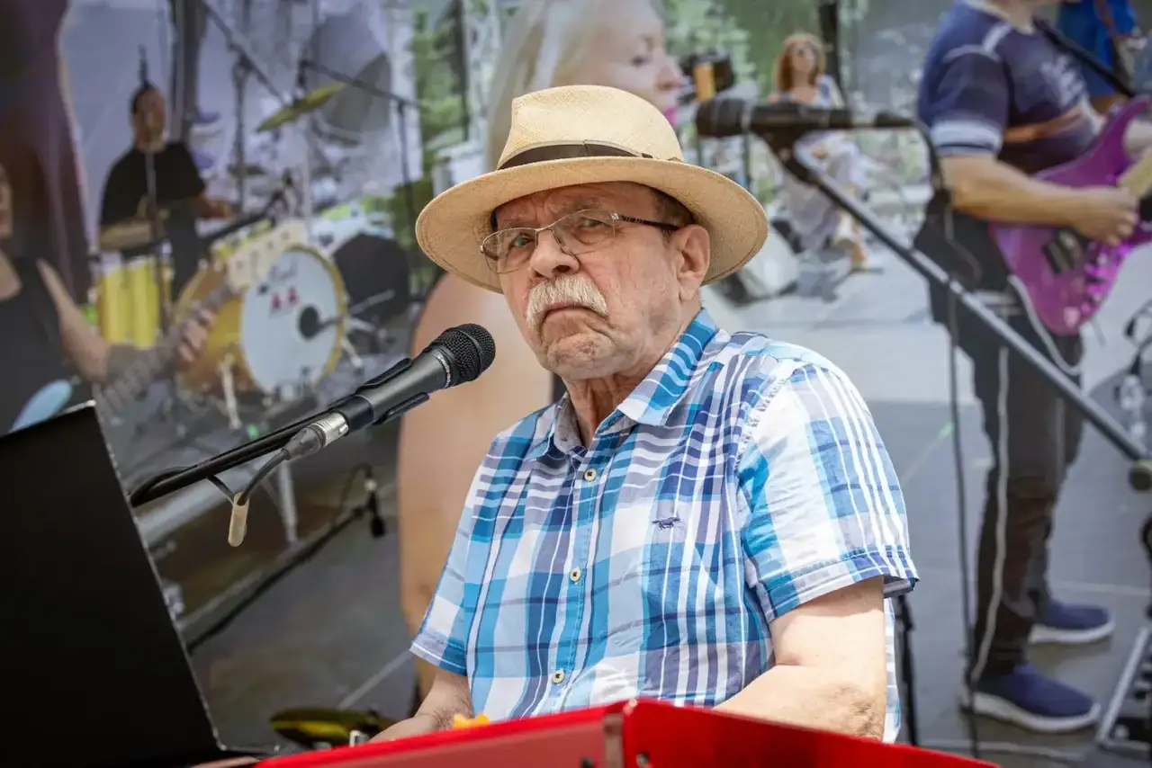 Jaroslav Uhlíř svými písněmi provází několik generací.