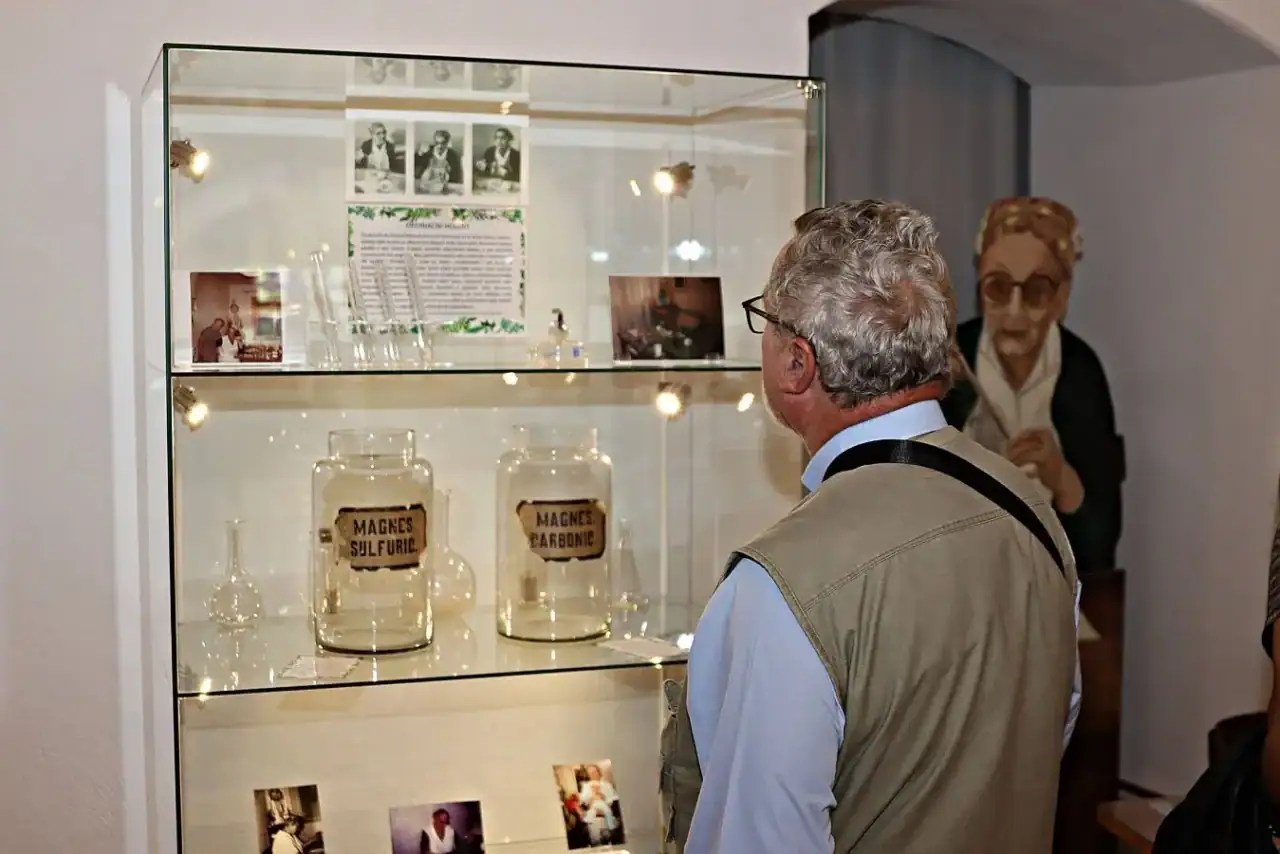 Návštěvník expozice věnované Boženě Kamenické.