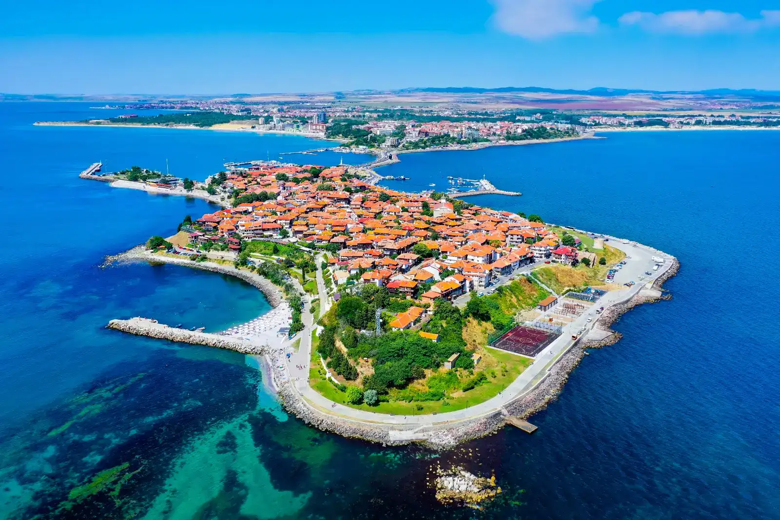 Nessebar s modrým mořem