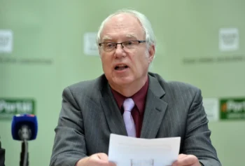Čeští politici řeší důchodovou reformu už téměř 30 let. Jedna komise střídá druhou, stěžejní spor ale trvá