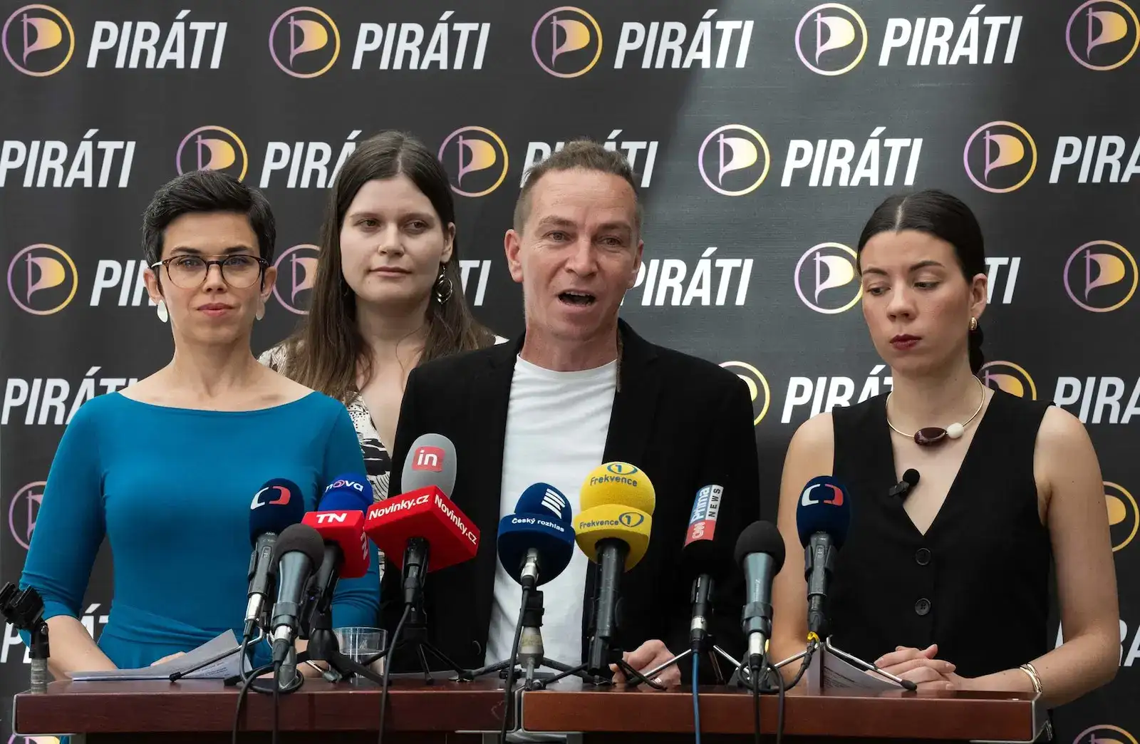 Tisková konference poslaneckého klubu Pirátů. Vlevo Olga Richterová.