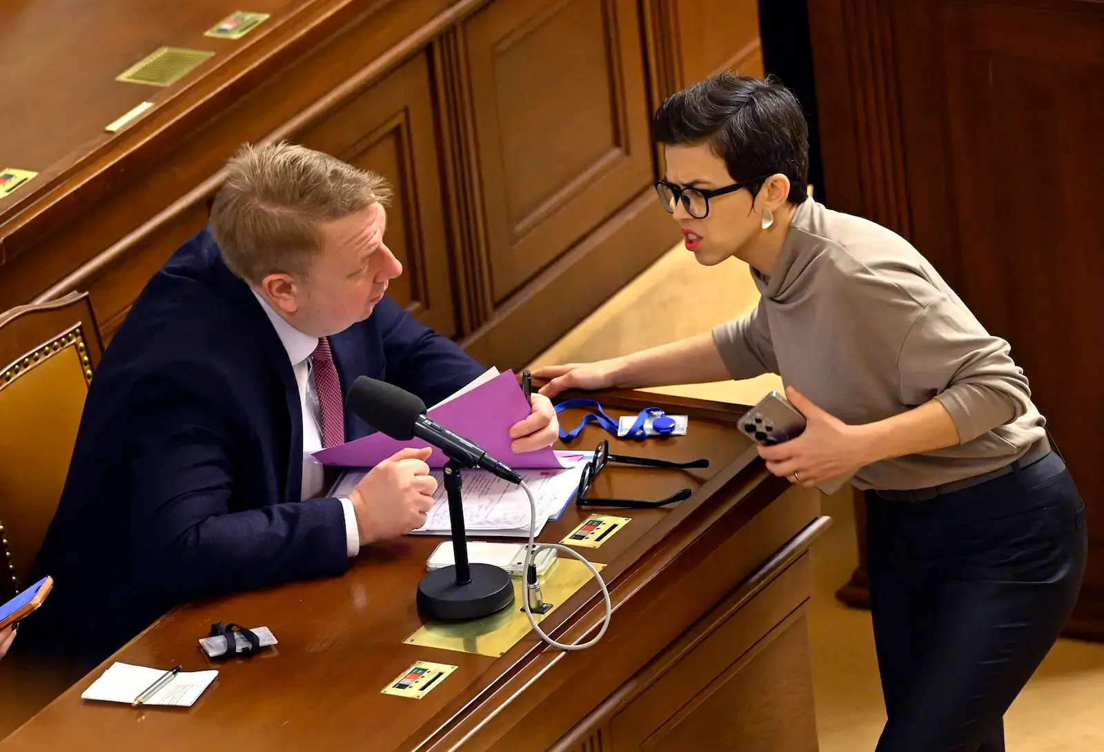 Poslankyně Olga Richterová debatuje s ministrem práce a sociálních věcí Alešem Juchelkou.