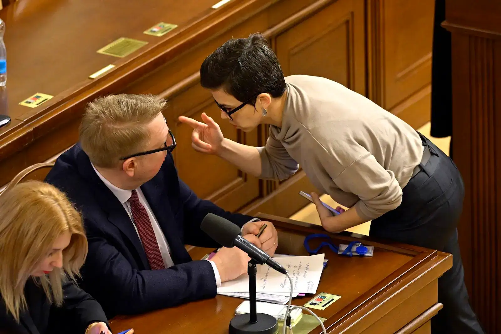Poslankyně Olga Richterová a ministr práce a sociálních věcí Aleš Juchelka v Poslanecké sněmovně.