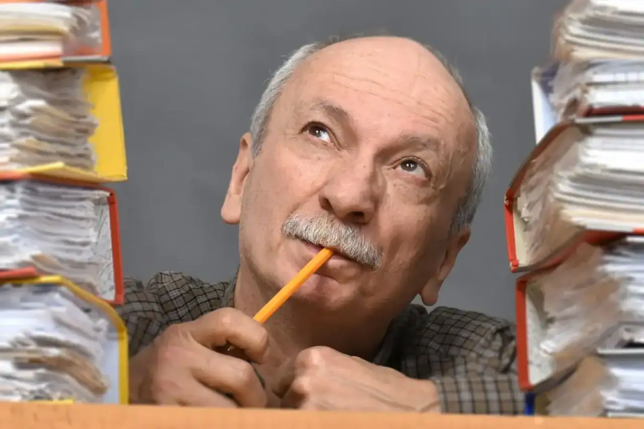 Senior obklopený šanony.
