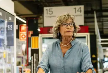 Proč senioři vyrážejí do supermarketů hned po ránu? Pro některé je nákup příležitostí potkat známé, do obchodu chodí i několikrát denně