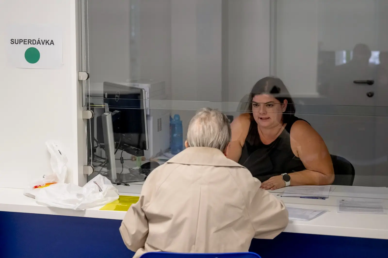 Úřednice pomáhá seniorce se žádostí o superdávku