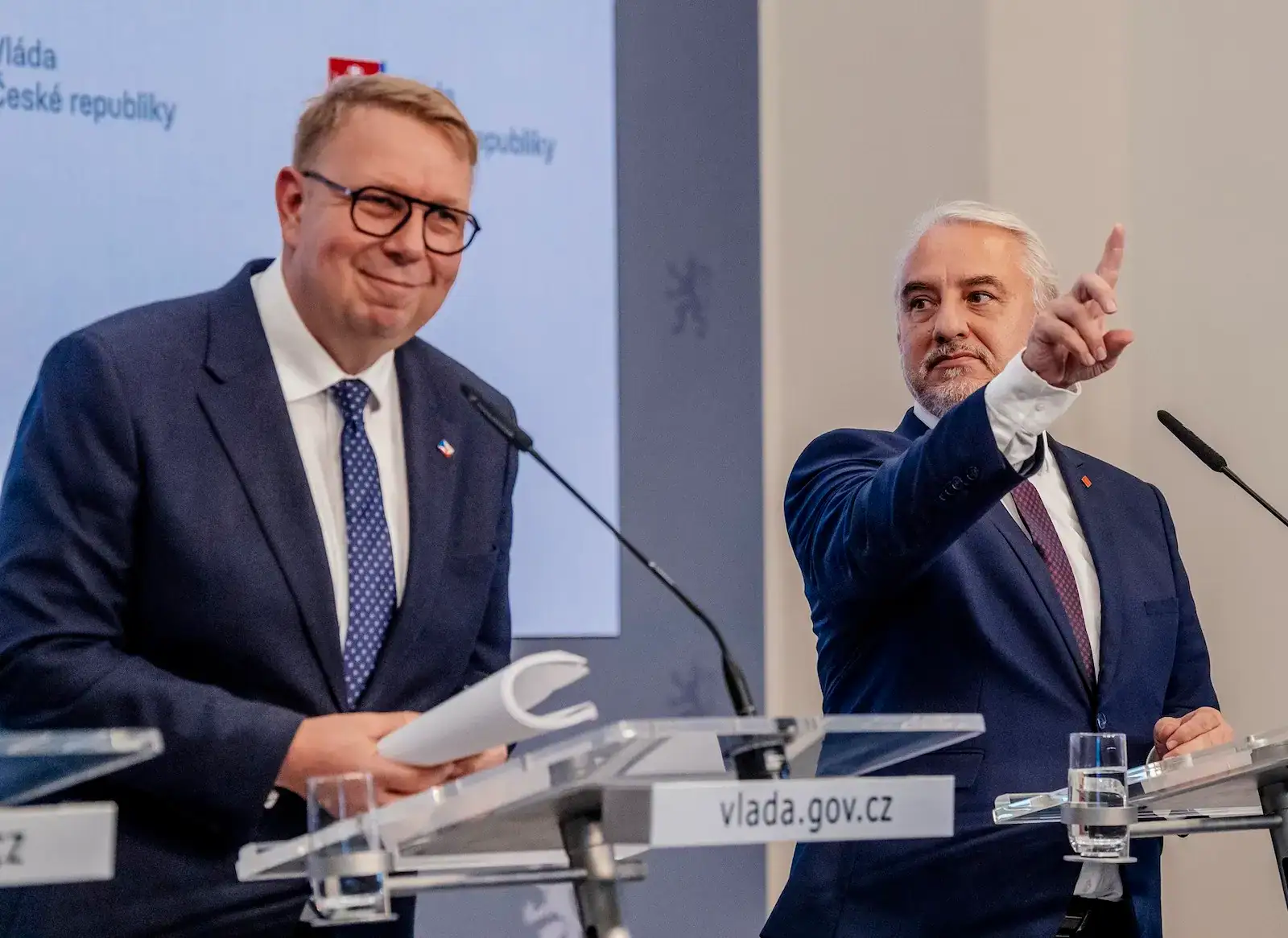 Ministr práce a sociálních věcí Aleš Juchelka a šéf odborářů Josef Středula na tiskové konferenci po jednání tripartity. 
