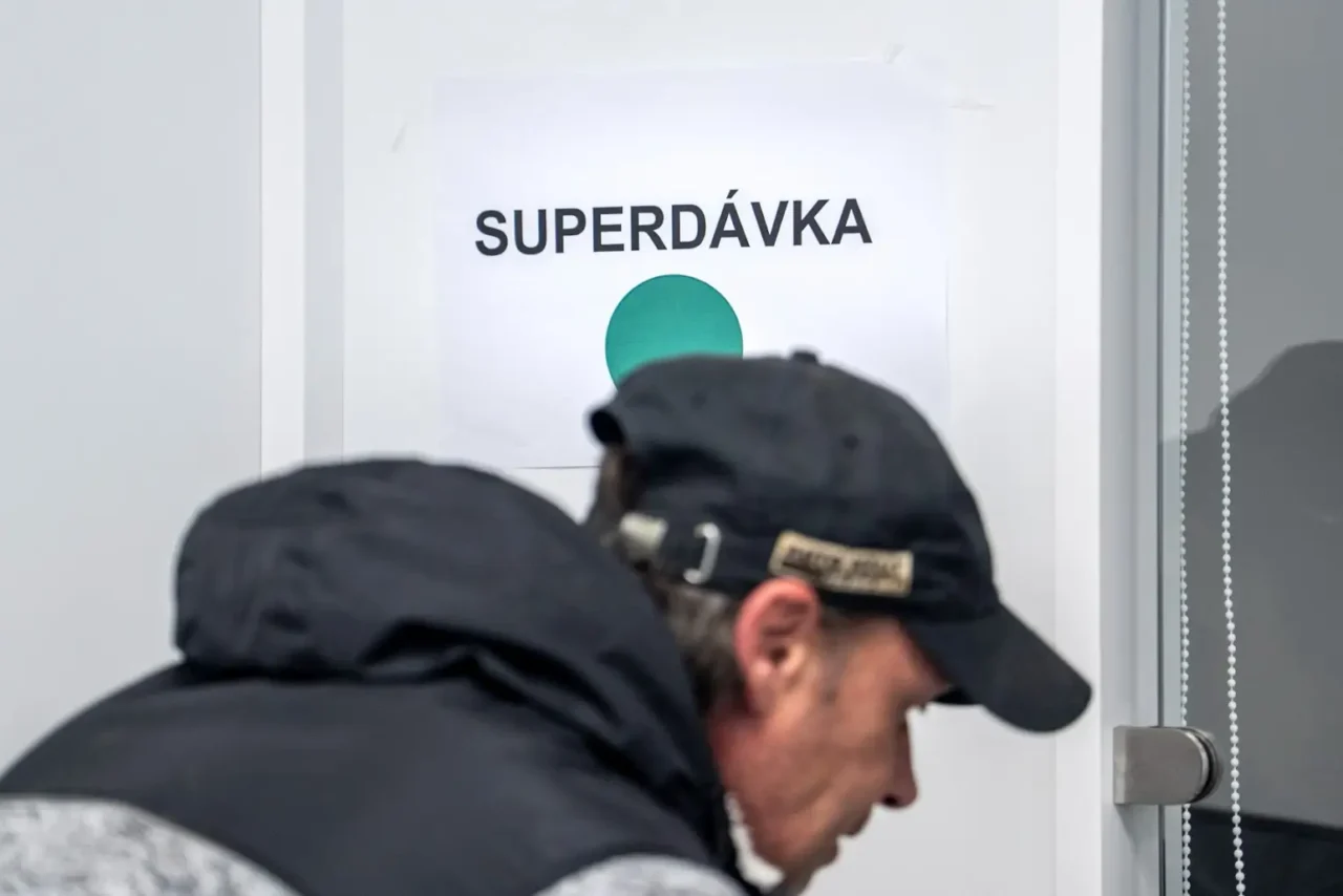 Postarší muž jde žádat o superdávku